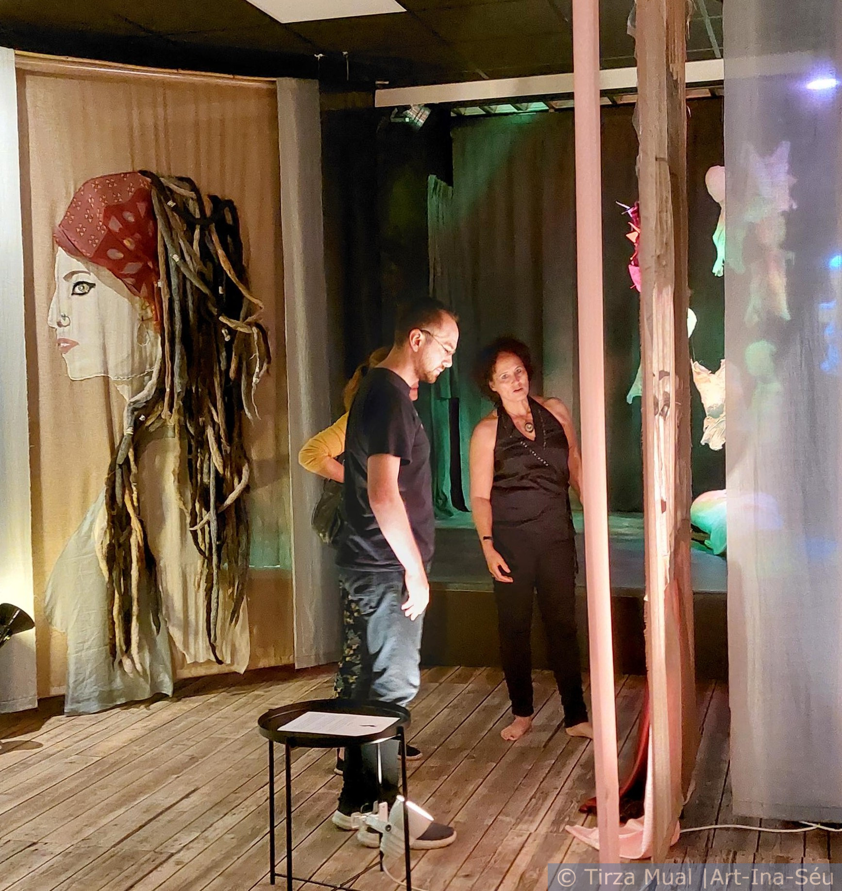 3 mensen kijken naar een meer dan levensgroot portret van textiel tijdens de expositie van de Atelierroute Rhenen 2023