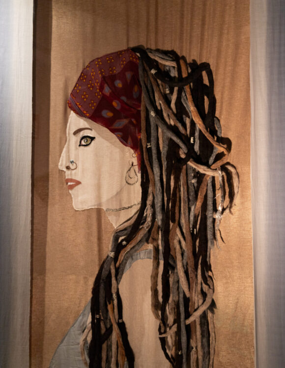 Portret van textiel, jonge vrouw met rasta haar